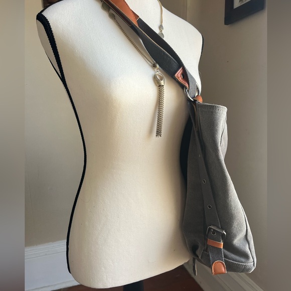 Gray canvas shoulder bag with 6 pockets and adjustable shoulder strap - Picture 2 of 11